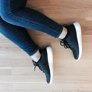 Nike Roshe Two Si Sneakers in Black Leather